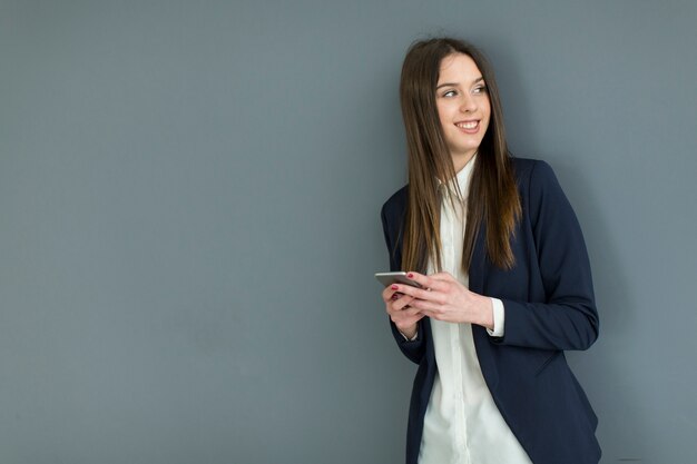 Femme à l&#39;aide de téléphone portable dans le bureau