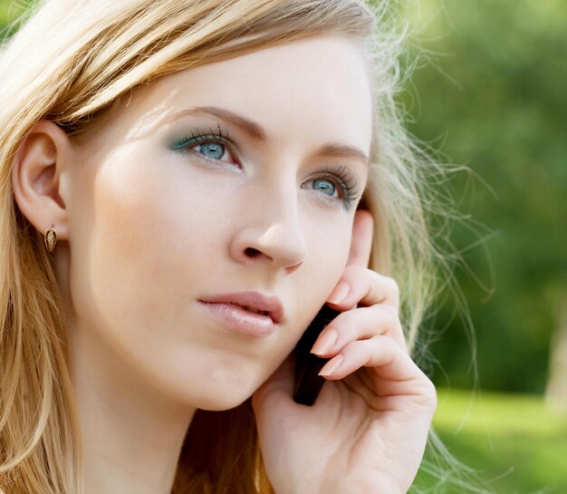 Femme à l&#39;aide de téléphone portable