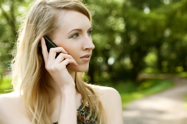 Femme à l&#39;aide de téléphone portable