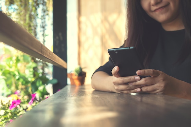 Femme à l&#39;aide de téléphone