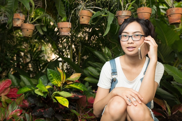 Femme à l&#39;aide de téléphones intelligents dans la maison