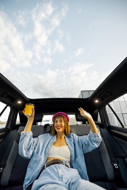 Photo une femme aime voyager en voiture avec un toit panoramique