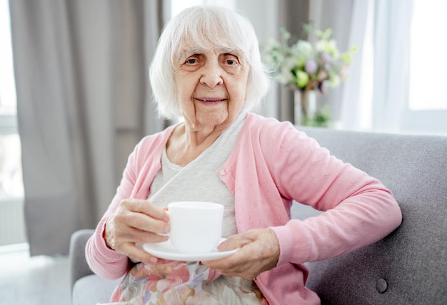 femme aînée, boire thé