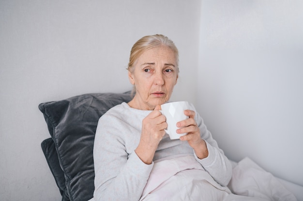 Femme aînée, café buvant