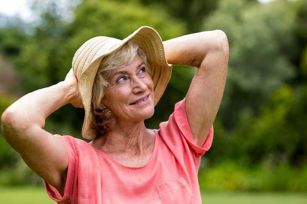 Femme aînée, dans, chapeau, debout, à, yard