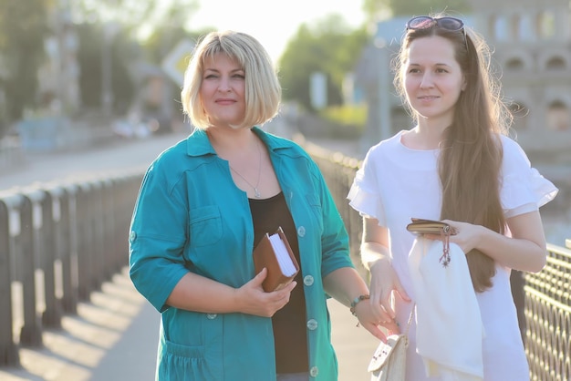 femme aînée, dans parc, à, livre