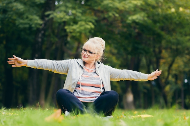 Femme aînée, exercice, dans parc