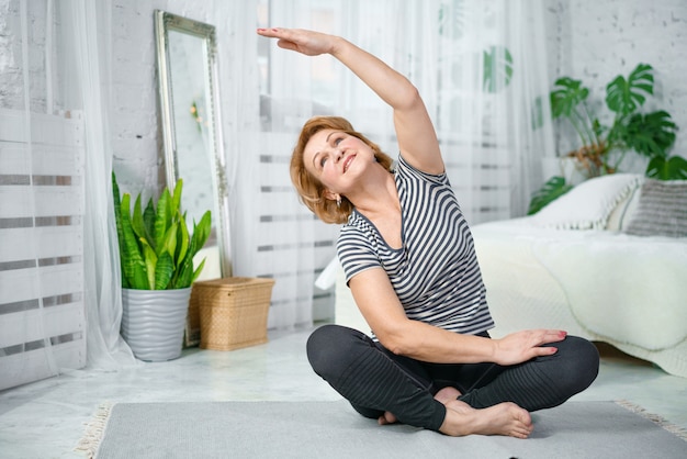 Femme aînée, exercisme, quoique, séance, dans, position lotus