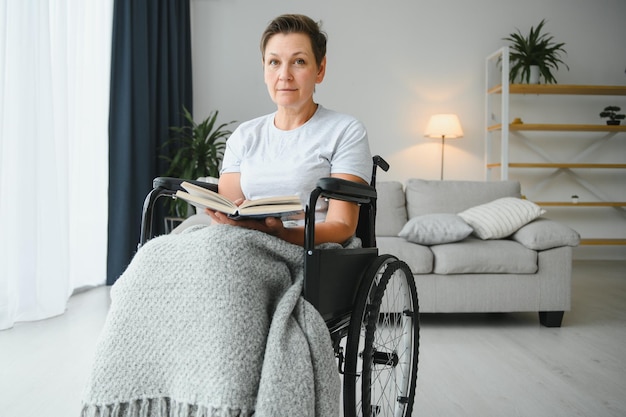 femme aînée, sur, a, fauteuil roulant