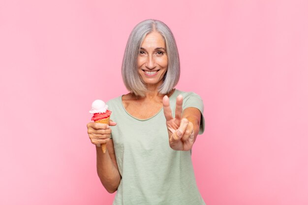 femme aînée, à, une, glace