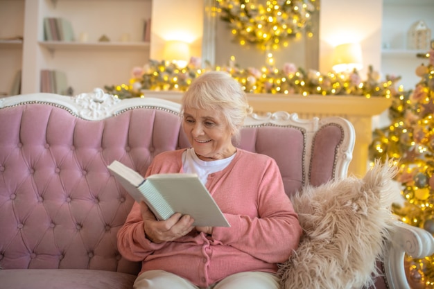 Femme aînée, lecture livre