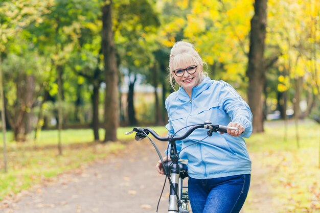 femme aînée, marche, dans parc, à, vélo