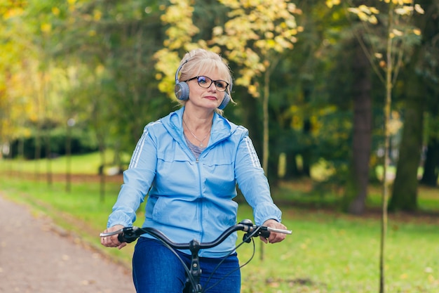 femme aînée, marche, dans parc, à, vélo