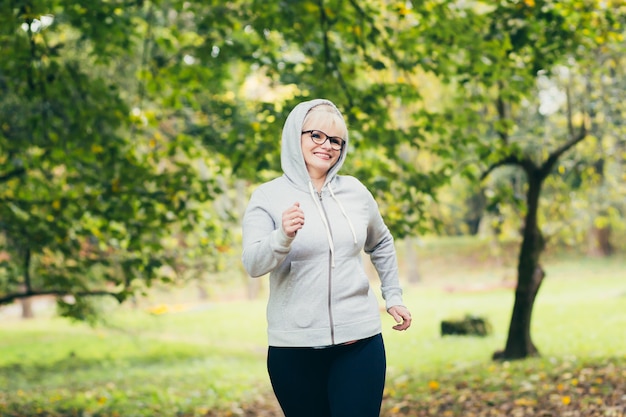 Femme aînée, marche, dans parc