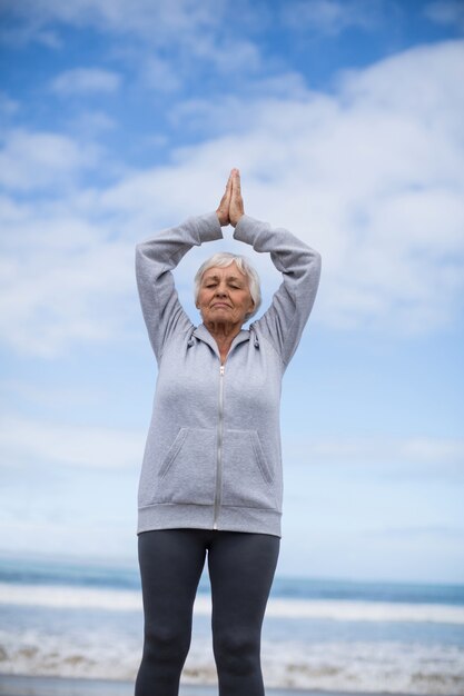 Femme aînée, méditation