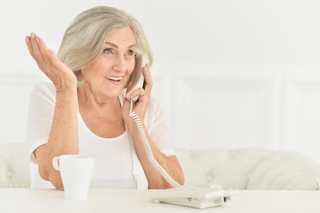 femme aînée, parler, téléphone