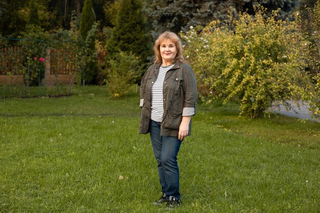 Femme aînée, sur, a, promenade, dans, été, nature