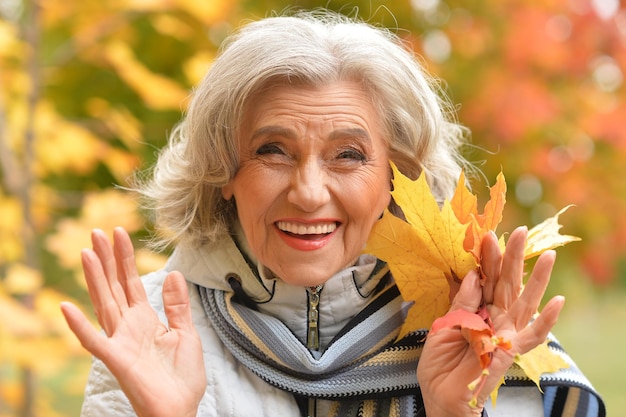 Photo femme aînée, reposer, dans parc