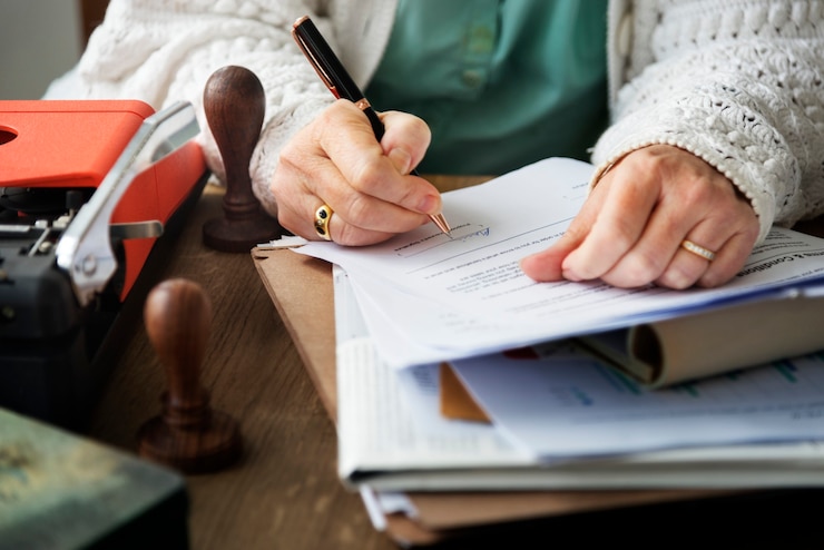 Photo femme aînée, signature contrat