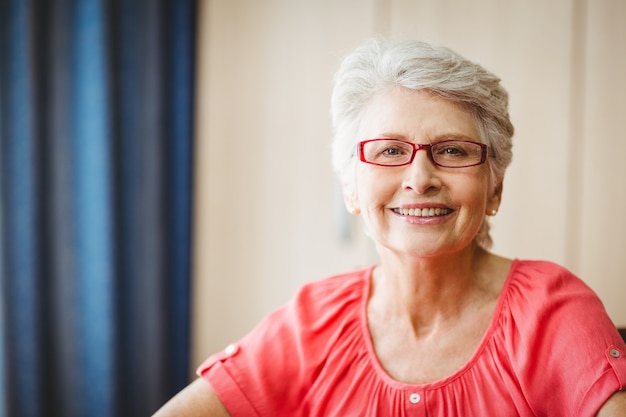 Femme aînée, sourire, appareil-photo