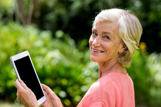 Femme aînée, à, tablette, à, yard