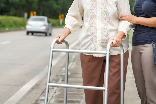 Femme Aînée, Utilisation, A, Marcheur, Rue Croisée