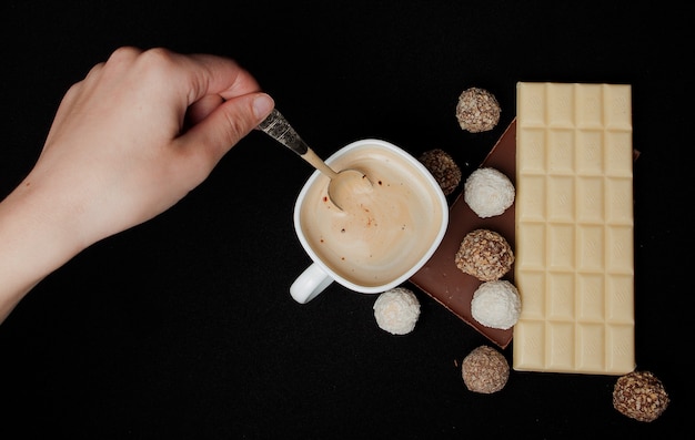 Femme ajoutant du sucre dans le café au café