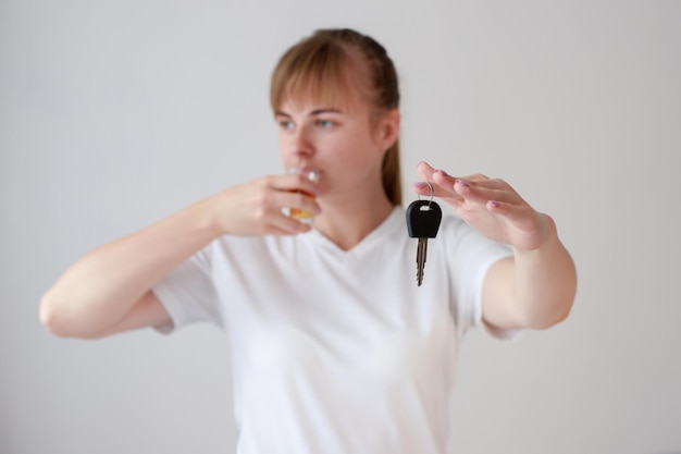 Une femme avec de l'alcool donne des clés de voiture