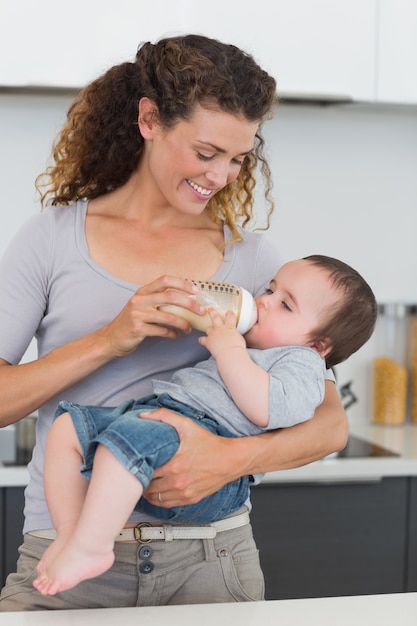 Femme, alimentation, lait, bébé