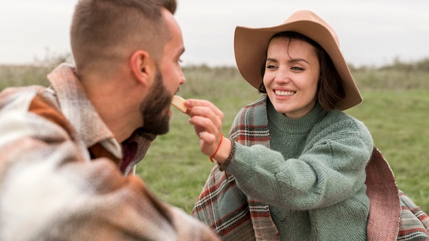 Femme, alimentation, petit ami, dans, nature