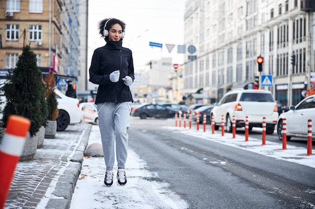 Femme allant courir au bord d'une route