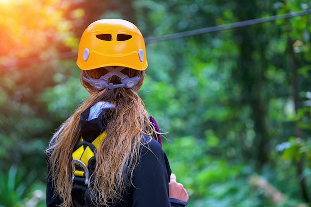 Photo femme allant dans une aventure de tyrolienne jungle