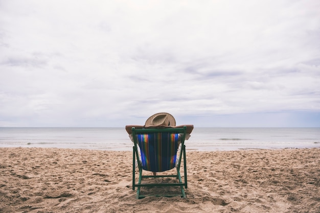 Une femme allongée sur une chaise de plage avec un sentiment de détente