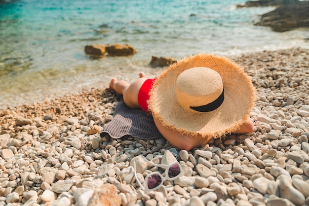 Femme allongée sur une couverture en mer plage copie espace