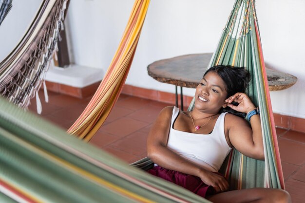 Photo une femme allongée dans un hamac regardant droit devant.