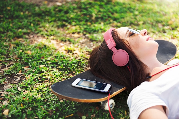 Femme allongée dans le parc, concept de relaxation