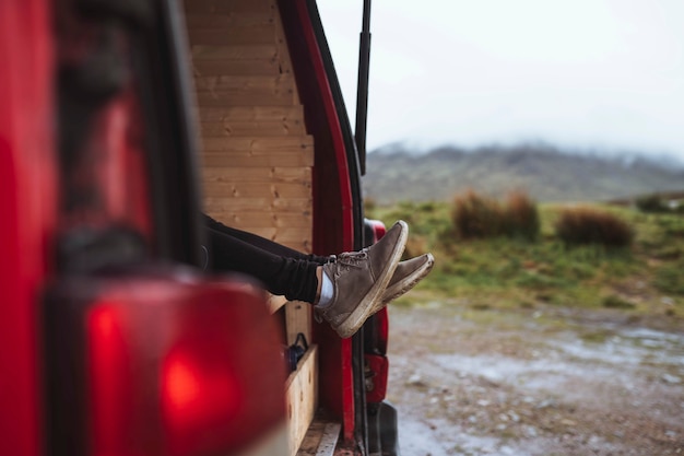 femme allongée dans son camping-car