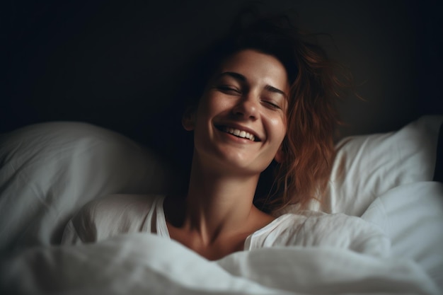 Une femme allongée dans son lit, les yeux fermés et les yeux fermés.