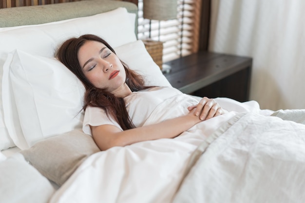 femme allongée sur un lit