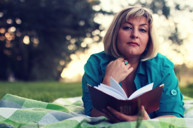 Femme allongée et lue livre soleil