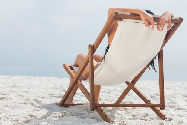 Femme allongée sur sa chaise longue