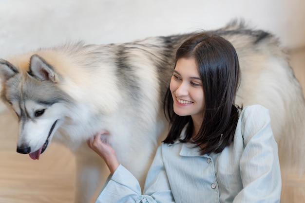 Femme allongée sur le sol avec un chien