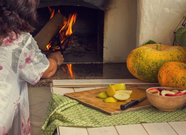 Femme allume un feu dans le four