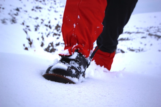 Femme alpiniste en randonnée sur la neige