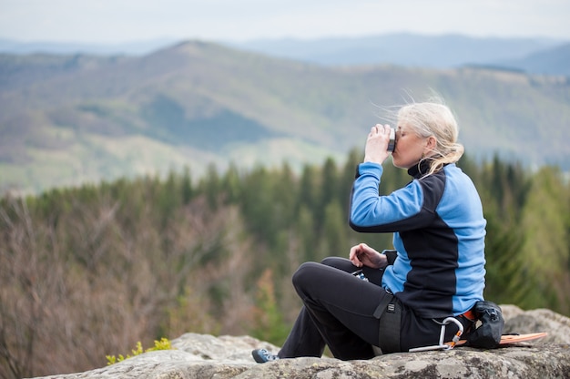 Femme, alpiniste, sommet, rocher