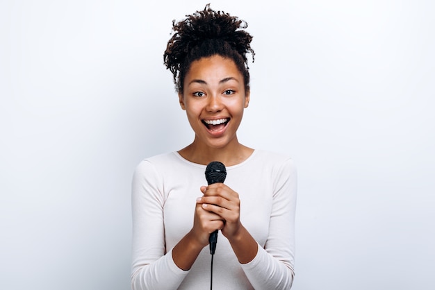 Femme américaine africaine, dans, a, chemisier blanc, chant