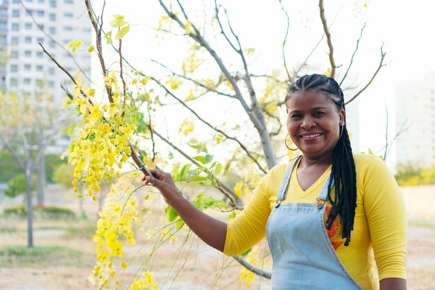 femme américaine africaine, debout, sur, parc, regarder appareil-photo