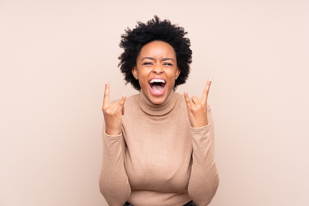 Femme américaine africaine, faire, geste rock