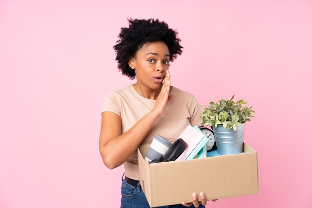 Femme américaine africaine, faire mouvement, sur, mur rose