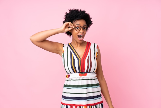 Femme américaine africaine, isolé, à, lunettes, surpris